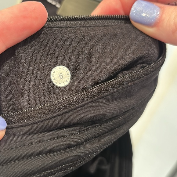 Lululemon. Speed up high rise lined shorts 2.5”. Black and white - Picture 4 of 4